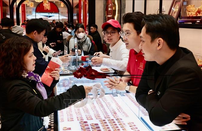 Rất đông người đến mua vàng tại Công ty Bảo Tín Mạnh Hải. Ảnh: Trần Việt - TTXVN 