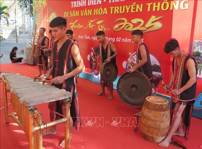 Các nghệ sĩ trẻ tuổi được Nghệ nhân ưu tú A Thu truyền dạy đã có thể tự tin trình diễn nhạc cụ dân tộc Xơ Đăng. Ảnh: Dư Toán – TTXVN 