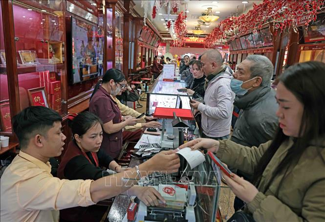 People buy gold at a shop of the Bao Tin Minh Chau Company in Hanoi. VNA Photo: Trần Việt 