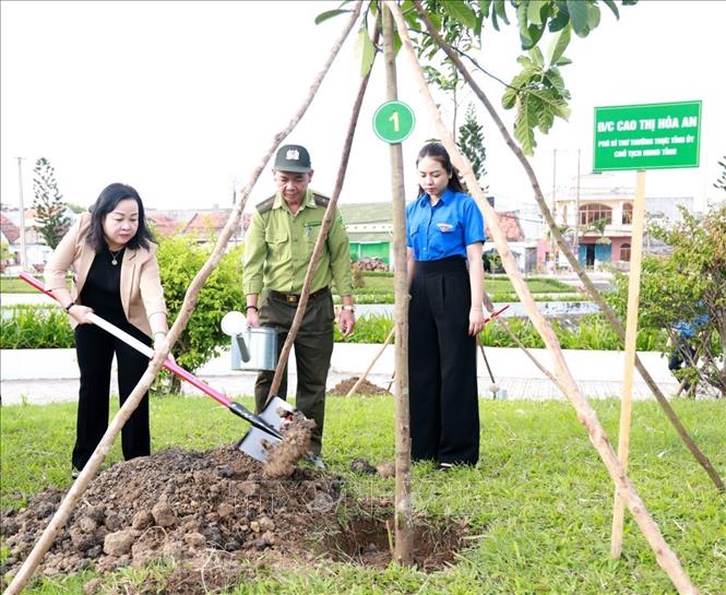 Bà Cao Thị Hòa An, Phó Bí thư Thường trực Tỉnh ủy, trồng cây tại lễ phát động. Ảnh: Xuân Triệu - TTXVN