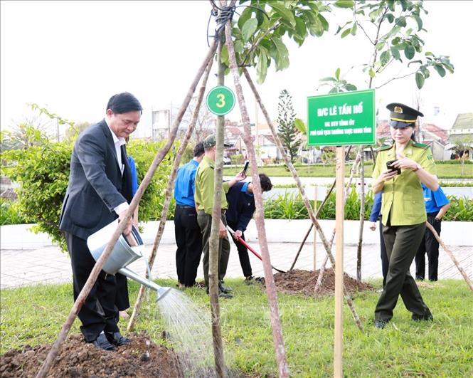 Ông Lê Tấn Hổ, Phó Chủ tịch Thường trực UBND tỉnh Phú Yên, trồng cây tại lễ phát động. Ảnh: Xuân Triệu - TTXVN