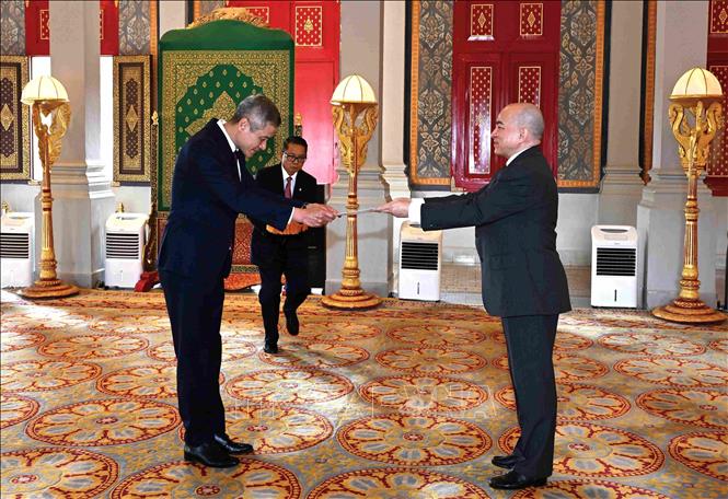 Đại sứ Việt Nam Nguyễn Minh Vũ (trái) trình quốc thư lên Quốc vương Campuchia Norodom Sihamoni. Ảnh: TTXVN phát