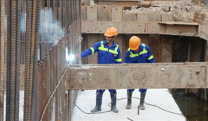 Workers on a construction site of the Chau Doc - Can Tho - Soc Trang expressway project. VNA Photo