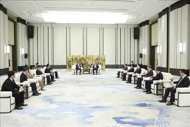 Chủ tịch Trung Quốc Tập Cận Bình (giữa, phải) và Chủ tịch Quốc hội Hàn Quốc Woo Won Shik (giữa, trái) tại cuộc hội đàm ở thành phố Cáp Nhĩ Tân ngày 7/2/2025. Ảnh: THX/TTXVN