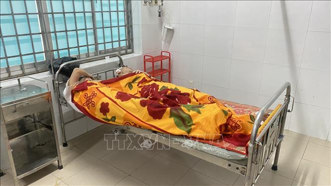 Một số nạn nhân đang điều trị tại Trung tâm Y tế thị xã Sông Cầu. Ảnh: Tường Quân - TTXVN
