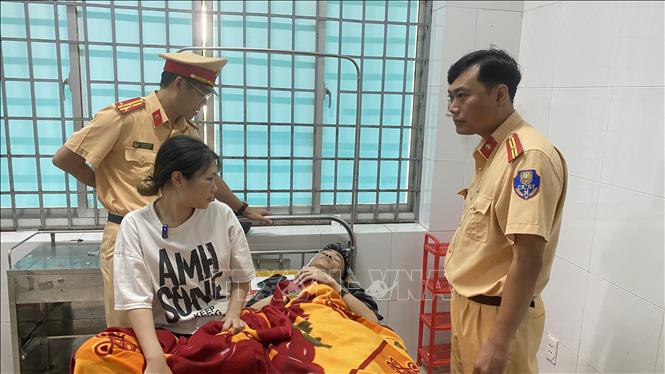  Lãnh đạo Cảnh sát giao thông Công an tỉnh Phú Yên thăm hỏi nạn nhân đang điều trị tại Trung tâm Y tế thị xã Sông Cầu. Ảnh: Tường Quân - TTXVN