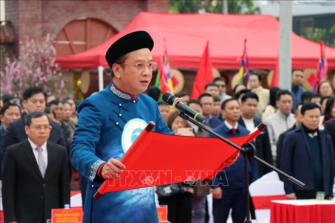 Ông Uông Minh Long, Phó Chủ tịch UBND thành phố Thủy Nguyên đọc văn tế, trình văn tại Lễ Khai bút. Ảnh: Hoàng Ngọc - TTXVN