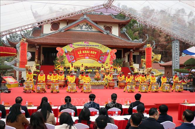 Toàn cảnh Lễ Khai bút đầu Xuân và Hội thi viết thư pháp bằng chữ Quốc ngữ lần thứ 3 tại Khu tưởng niệm Trạng nguyên Lê Ích Mộc. Ảnh: Hoàng Ngọc - TTXVN