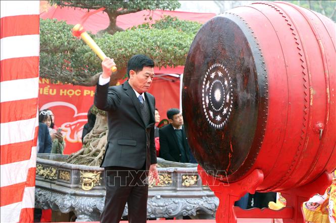 Ông Nguyễn Huy Hoàng, Chủ tịch UBND thành phố Thủy Nguyên đánh trống khai mạc Lễ Khai bút đầu Xuân và Hội thi viết thư pháp bằng chữ Quốc ngữ lần thứ 3 tại Khu tưởng niệm Trạng nguyên Lê Ích Mộc. Ảnh: Hoàng Ngọc - TTXVN
