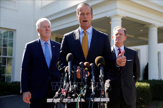 Thượng Nghị sĩ John Thune (giữa) hiện là Chủ tịch Thượng viện Mỹ, trong cuộc họp báo sau cuộc gặp Tổng thống Donald Trump tại Washington. Ảnh: Reuters/TTXVN