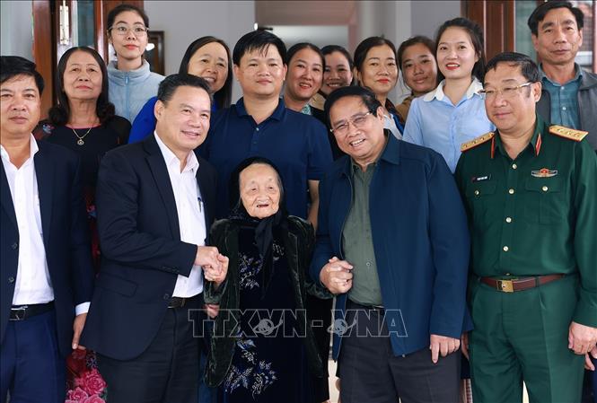 Thủ tướng Phạm Minh Chính thăm Mẹ Việt Nam anh hùng Nguyễn Thị Thoại. Ảnh: Dương Giang-TTXVN 
