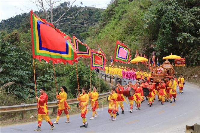 Đoàn rước kiệu Vua Lê Thái Tổ theo nghi thức truyền thống từ Đền trình lên Đền chính. Ảnh: TTXVN phát