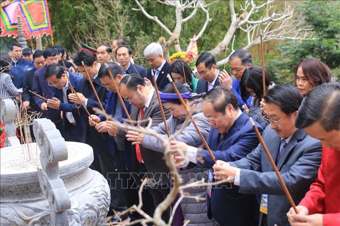 Lãnh đạo tỉnh Lai Châu và huyện Nậm Nhùn thực hiện dâng hương Đền trình. Ảnh: TTXVN phát

