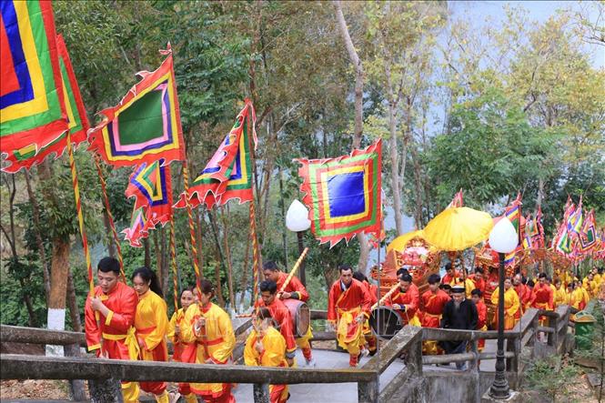 Đoàn rước kiệu Vua Lê Thái Tổ theo nghi thức truyền thống từ Đền trình lên Đền chính. Ảnh: TTXVN phát