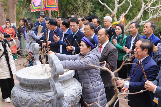Bí thư Tỉnh ủy Lai Châu Giàng Páo Mỷ cùng các đại biểu thực hiện dâng hương Đền trình. Ảnh: TTXVN phát
