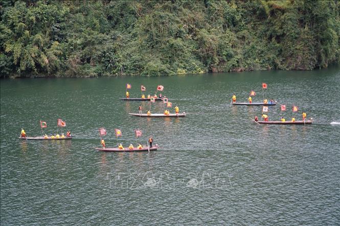 Đoàn thủy quân theo mô phỏng khi vua Lê Thái Tổ tiến lên giải phóng miền biên viễn Tây Bắc năm xưa. Ảnh: TTXVN phát

