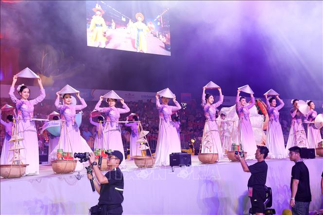 Vietnamese artists perform at the event. VNA Photo: Ngọc Khương