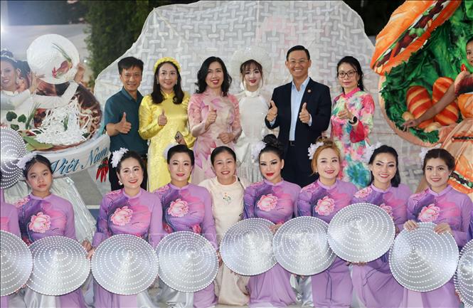 Deputy Minister of Foreign Affairs and Chairwoman of the State Committee for Overseas Vietnamese Affairs Le Thi Thu Hang and Vietnamese Ambassador Tran Phuoc Anh join the event. VNA Photo: Ngọc Khương