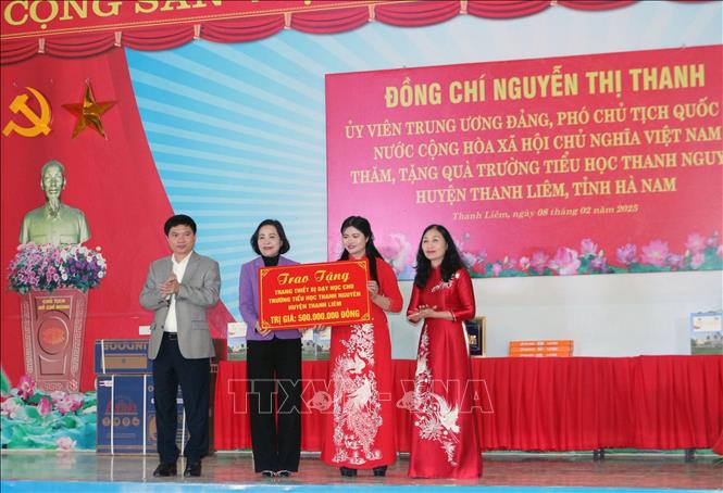Phó Chủ tịch Quốc hội Nguyễn Thị Thanh tặng trang thiết bị dạy học cho trường Tiểu học Thanh Nguyên. Ảnh: Nguyễn Chinh - TTXVN