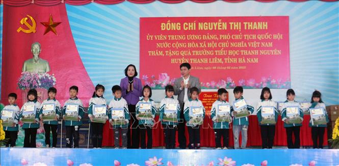 Phó Chủ tịch Quốc hội Nguyễn Thị Thanh tặng quà cho học sinh có hoàn cảnh khó khăn của Trường Tiểu học Thanh Nguyên. Ảnh: Nguyễn Chinh - TTXVN 