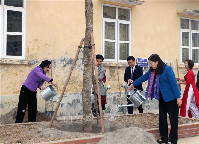 Phó Chủ tịch Quốc hội Nguyễn Thị Thanh trồng cây lưu niệm tại Trường Tiểu học Thanh Nguyên. Ảnh: Nguyễn Chinh - TTXVN