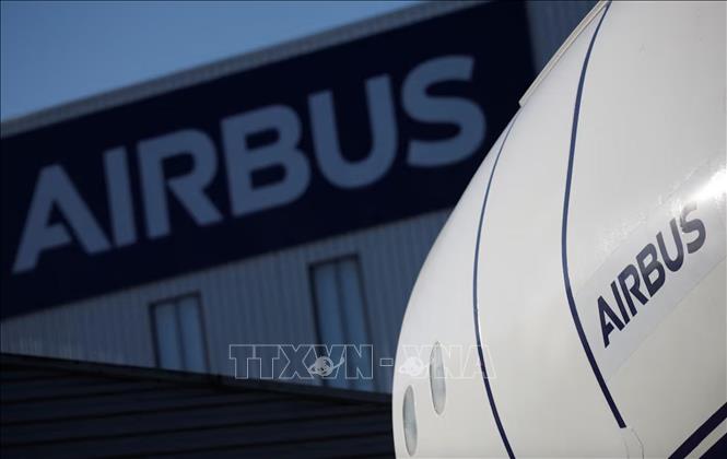 Biểu tượng của hãng Airbus bên ngoài một cơ sở sản xuất ở Saint-Nazaire, Pháp. Ảnh: REUTERS/TTXVN