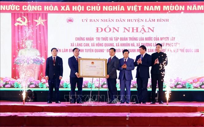 Trao Bằng chứng nhận “Tri thức và tập quán trồng lúa nước của người Tày” huyện Lâm Bình (Tuyên Quang) là Di sản văn hóa phi vật thể Quốc gia. Ảnh: Quang Cường – TTXVN
