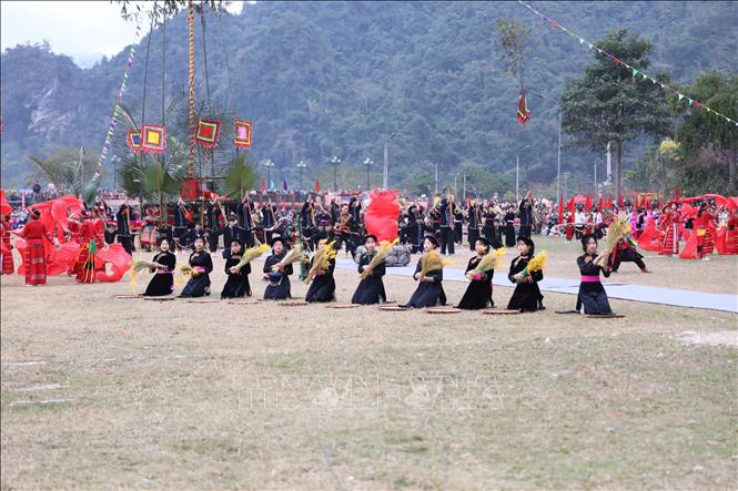 Chương trình nghệ thuật đặc sắc tại Lễ hội Lồng Tông huyện Lâm Bình. Ảnh: Quang Cường – TTXVN