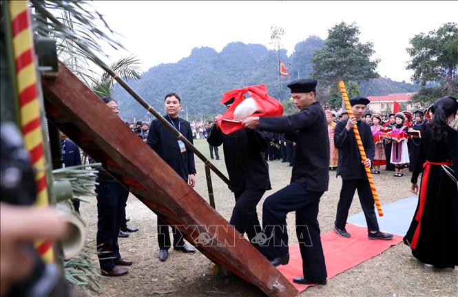 Các mâm tồng là sản vật của địa phương dâng lên cúng trời đất. Ảnh: Quang Cường – TTXVN