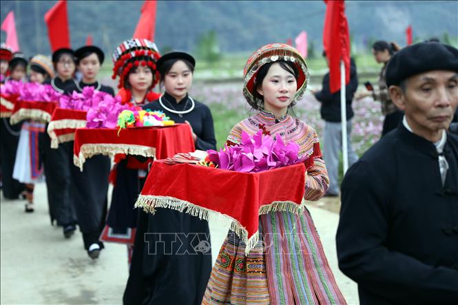 Các mâm tồng là sản vật của địa phương dâng lên cúng trời đất. Ảnh: Quang Cường – TTXVN