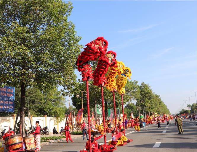 Hàng trăm đoàn lân sư rồng biểu diễn các kỹ thuật khó. Ảnh: Huyền Trang - TTXVN 
