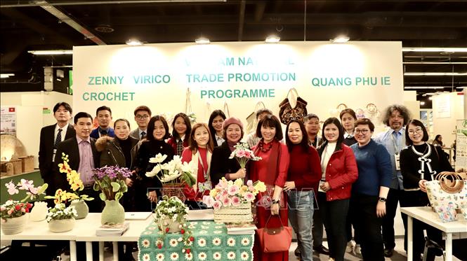 Đại diện một số doanh nghiệp Việt Nam khai trương khu vực gian hàng Việt Nam tại Hội chợ Ambiente 2025. Ảnh: Phương Hoa - PV TTXVN tại Đức