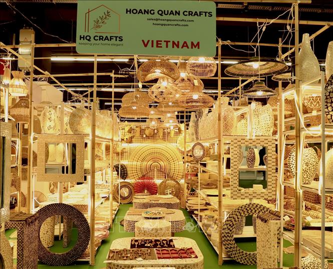 Gian hàng thủ công mỹ nghệ mây tre đan của Công ty Hoàng Quân. Ảnh: Phương Hoa - TTXVN 