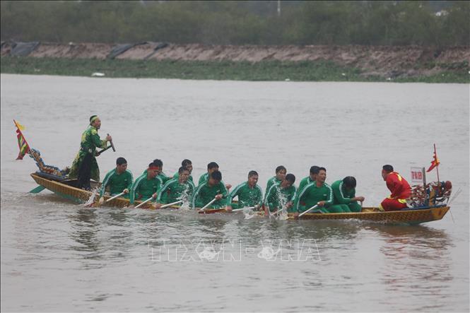 Các vận động viên tranh tài quyết liệt trên sông Diêm Hộ trong khuôn khổ Lễ hội Bơi trải truyền thống huyện Thái Thụy - Xuân Ất Tỵ 2025. Ảnh: Vũ Quang – TTXVN 
