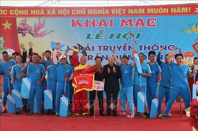 Các vận động viên đội Tổ dân phố số 9 (thị trấn Diêm Điền, huyện Thái Thụy) ăn mừng chiến thắng sau khi về nhất. Ảnh: Vũ Quang – TTXVN