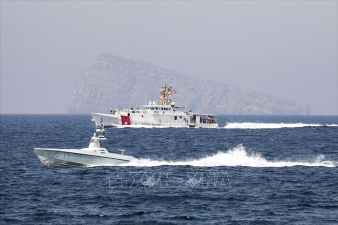 (Tư liệu) Tàu di chuyển tại Eo biển Hormuz. Ảnh: IRNA/TTXVN
