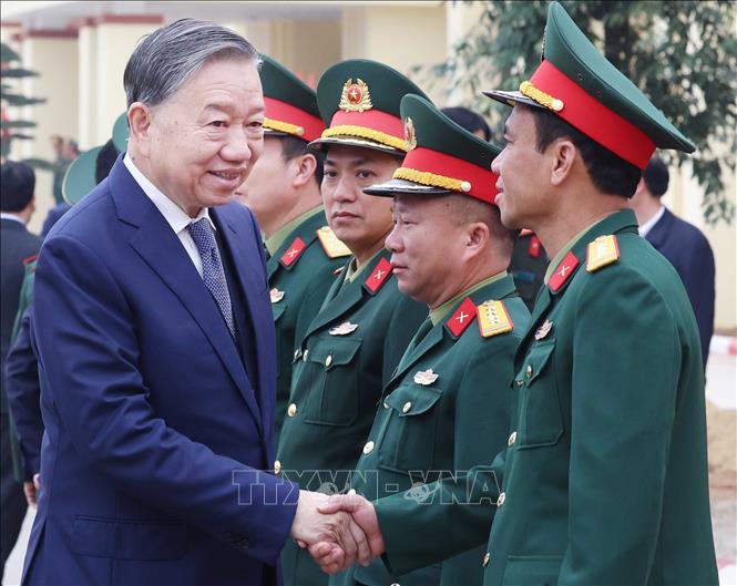 Tổng Bí thư Tô Lâm với cán bộ, sĩ quan chỉ huy Lữ đoàn Tên lửa 490. Ảnh: Thống Nhất – TTXVN