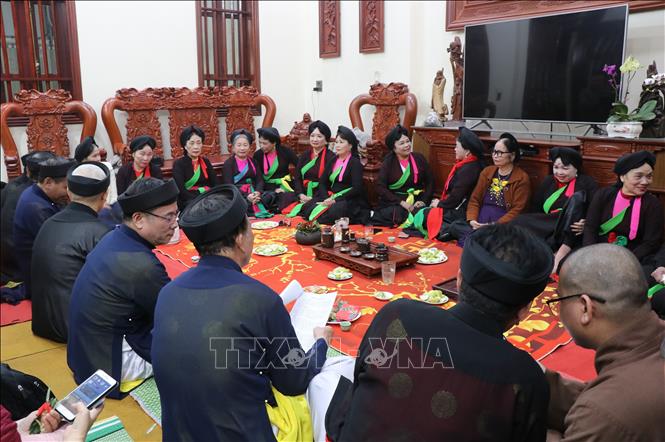 Liền anh, liền chị hát theo cặp, đối đáp với nhau trong buổi hát canh tổ chức tại nhà anh hai Đỗ Văn Chiến, làng Lũng Giang, thị trấn Lim, huyện Tiên Du, tỉnh Bắc Ninh. Ảnh: Thanh Thương - TTXVN