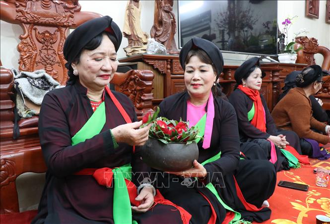 Mời trầu là văn hóa độc đáo của người Quan họ. Ảnh: Thanh Thương - TTXVN