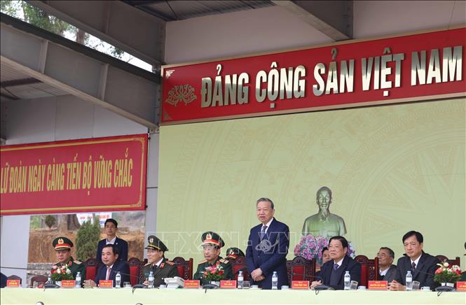 Party General Secretary To Lam observes a simulated missile launch mission at the brigade’s stadium. VNA Photo: Thống Nhất 