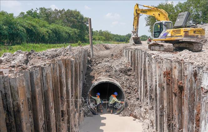 Biwase đầu tư đường ống dẫn nước có đường kính D2.400 dẫn nước về trung tâm công nghiệp huyện Bàu Bàng, tỉnh Bình Dương. Ảnh: Dương Chí Tưởng - TTXVN