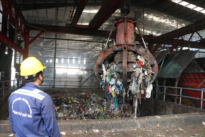 Bình Dương xử lý 2.300 tấn rác/ngày theo mô hình tuần hoàn. Từ năm 2023, Biwase ngừng chôn lấp rác, tận dụng để sản xuất phân bón, gạch và phát điện 5MW. Ảnh: Dương Chí Tưởng - TTXVN