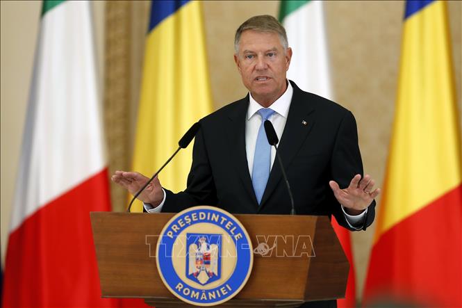 Tổng thống Romania Klaus Iohannis phát biểu tại cuộc họp báo ở Bucharest ngày 19/6/2024. Ảnh: THX/TTXVN
