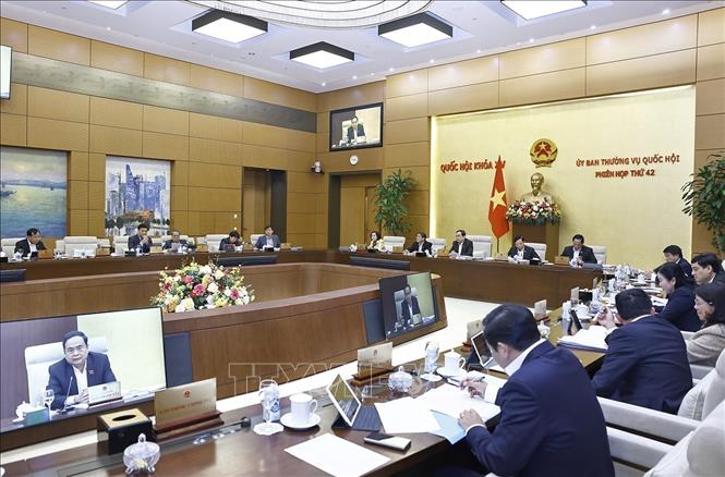 The NA Standing Committee reviews the investment proposal for the Lao Cai – Hanoi – Hai Phong railway project during its 42nd session on the afternoon of February 10. VNA Photo: Doãn Tấn