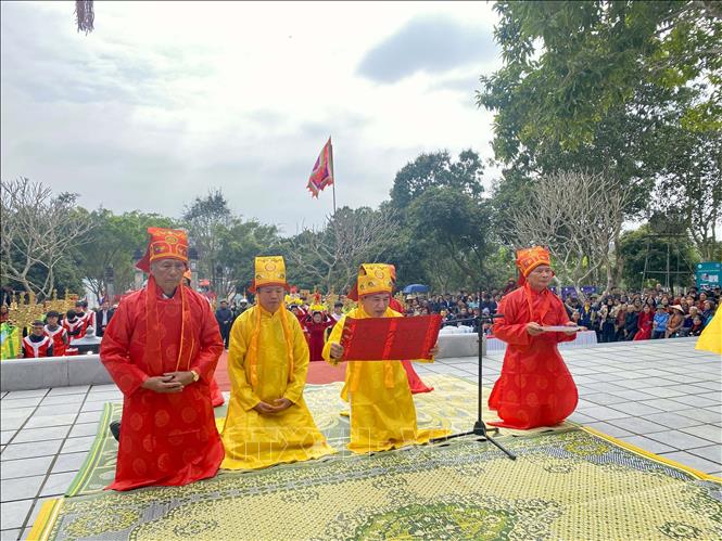 Lễ tế dâng hương theo phong tục địa phương tại khu mộ Lê Hữu Trác (xã Sơn Trung, huyện Hương Sơn). Ảnh: Hữu Quyết - TTXVN  