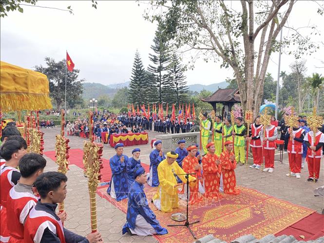 Thực hiện nghi thức tế giỗ tại nhà thờ Hải Thượng Lãn Ông Lê Hữu Trác (xã Quang Diệm, huyện Hương Sơn). Ảnh: Hữu Quyết - TTXVN