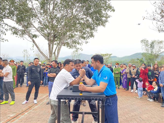 Các trò chơi dân gian được tổ chức tại lễ hội Hải Thượng Lãn Ông Lê Hữu Trác. Ảnh: Hữu Quyết - TTXVN