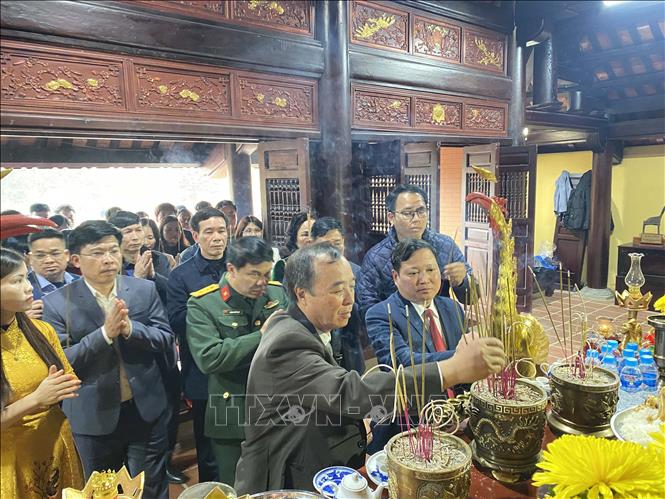 Du khách dâng hương tưởng nhớ Hải Thượng Lãn Ông Lê Hữu Trác. Ảnh: Hữu Quyết - TTXVN