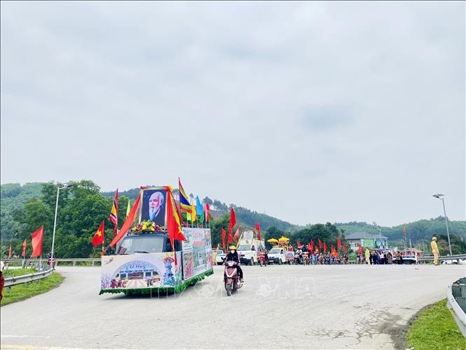 Người dân tham gia lễ rước bài vị Hải Thượng Lãn Ông Lê Hữu Trác. Ảnh: Hữu Quyết - TTXVN