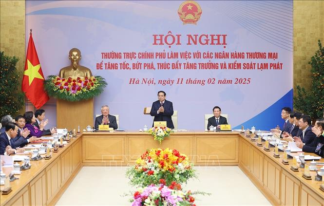 Thủ tướng Phạm Minh Chính chủ trì Hội nghị Thường trực Chính phủ làm việc với các ngân hàng thương mại. Ảnh: Dương Giang-TTXVN 
